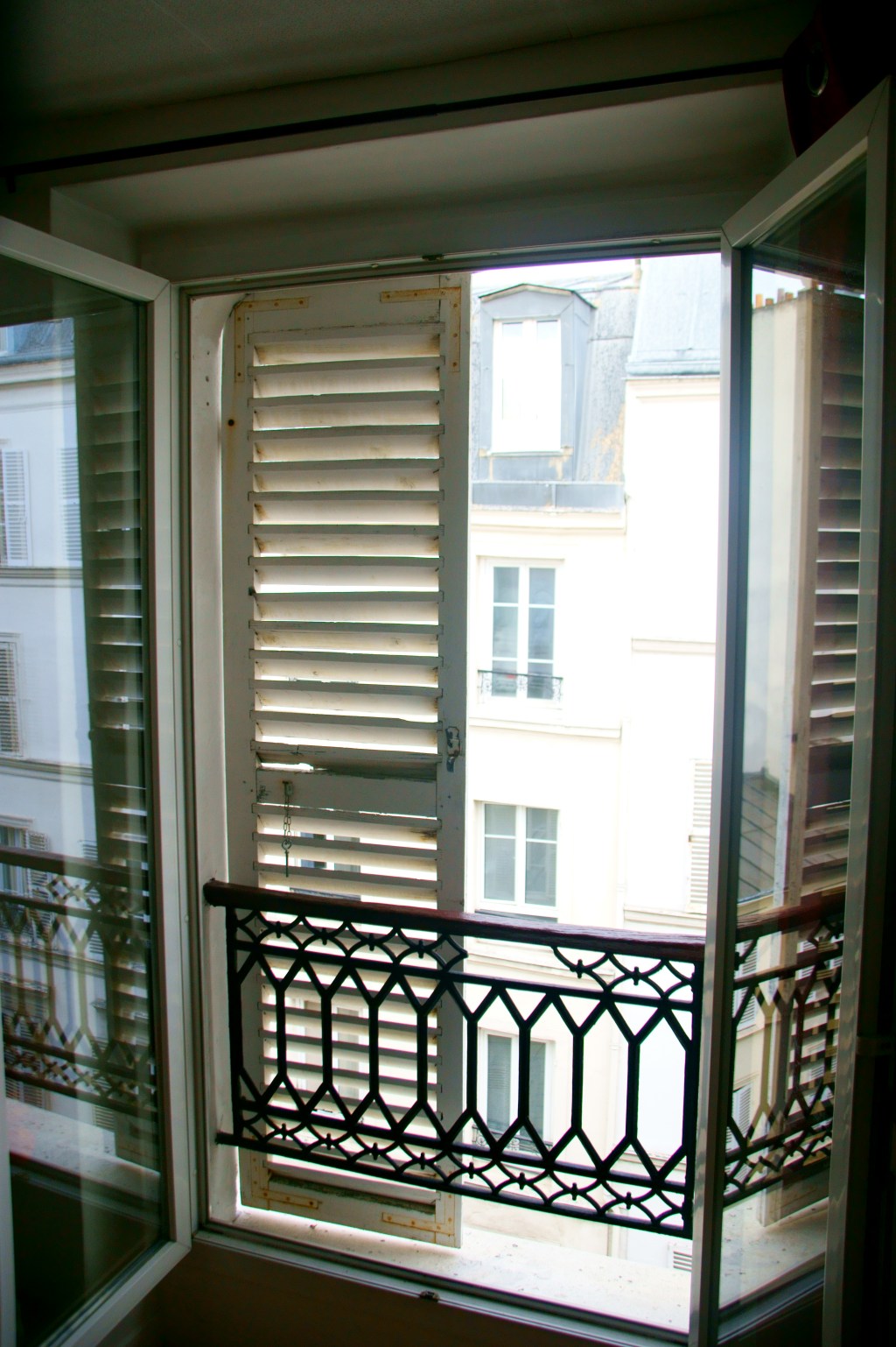 Un monstruo me persigue, yo huyo. Pero es él el que tiene miedo, es él el que me persigue para pedirme ayuda. (Alejandra&nbsp;Pizarnik)