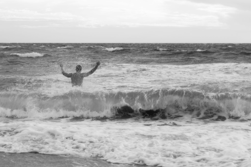 Hay cosas encerradas dentro de los muros que, si salieran de pronto a la calle y gritaran, llenarían el mundo- Federico García Lorca. Esas cosas por las que merece descubrir la lucha y dejarse la sangre por oírlas gritar- Lorenzo Arabí
