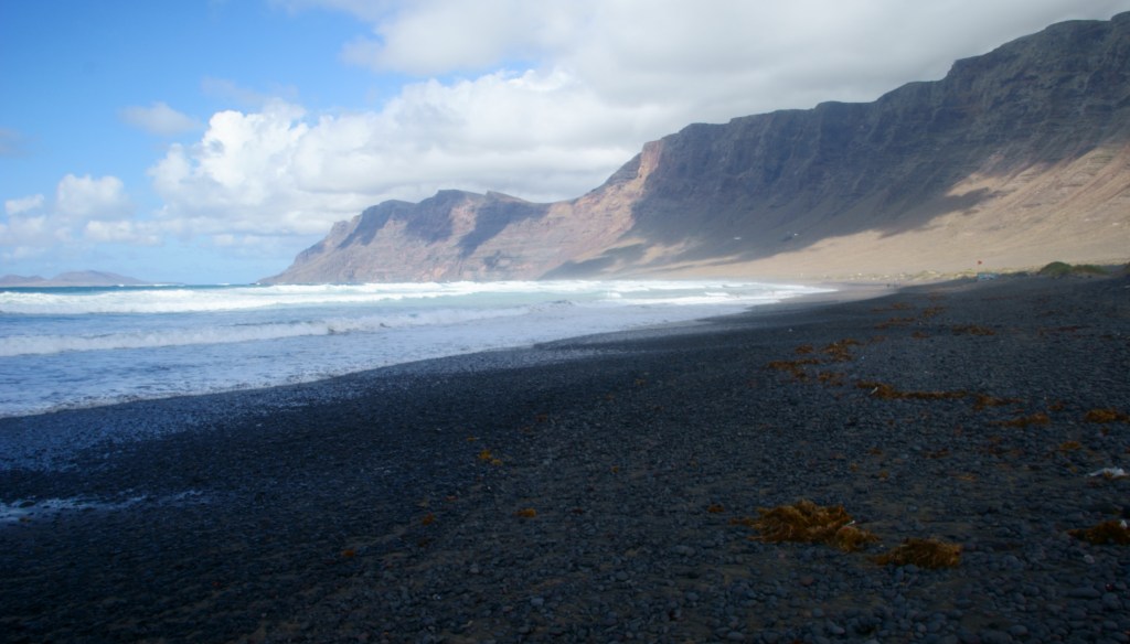 Almeida Garret: La tierra es pequeña y la gente que vive en ella tampoco es&nbsp;grande.