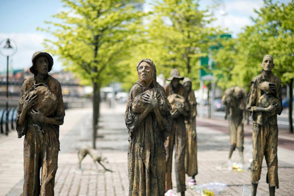 Paraíso(del persa: cercado. Que pasó a significar jardín&nbsp;amurallado).